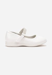 Born2be - Białe Balerinki na Płaskiej Podeszwie z Ozdobnym Rzepem z Perełkami Jadalyn. Okazja: na co dzień. Kolor: biały. Styl: casual, elegancki #1