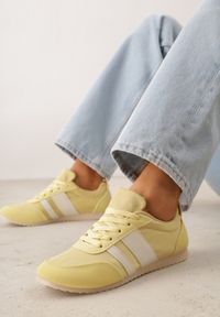 Renee - Żółte Sneakersy w Stylu Klasycznych Tenisówek z Marszczeniem z Tyłu Aiglise. Okazja: na co dzień. Kolor: żółty. Materiał: jeans #1