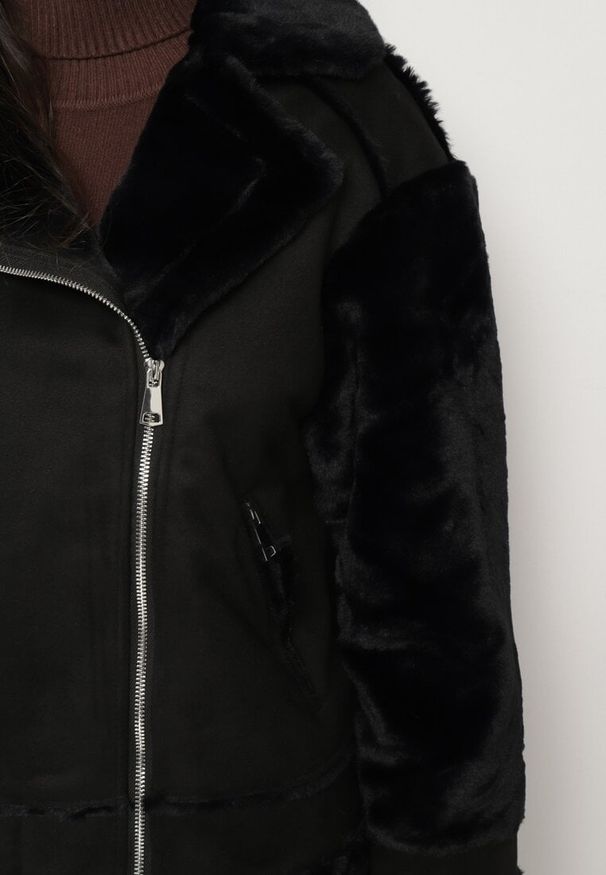 Born2be - Czarna Kurtka Biker o Prostym Kroju z Asymetrycznym Suwakiem i Futrzanymi Wstawkami Liogala. Kolor: czarny. Materiał: futro. Sezon: zima. Styl: klasyczny