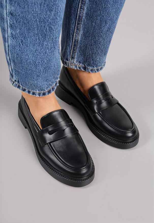 Born2be - Czarne Mokasyny Vices z Ozdobną Wstawką Akelie. Okazja: na co dzień, na spotkanie biznesowe. Kolor: czarny. Wzór: aplikacja. Styl: casual, biznesowy, elegancki