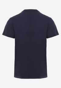 Born2be - Granatowa Gładka Koszulka T-shirt z Bawełny o Prostym Kroju Sarusa. Okazja: na co dzień, na randkę. Kolor: niebieski. Materiał: bawełna. Wzór: gładki. Styl: klasyczny, casual #4