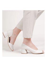Marco Shoes Skórzane czółenka białe 1505P. Kolor: biały. Materiał: skóra