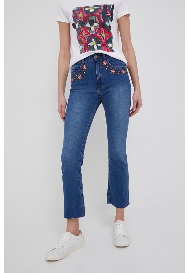 Desigual jeansy 22SWDD30 damskie high waist. Stan: podwyższony. Kolor: niebieski. Wzór: haft