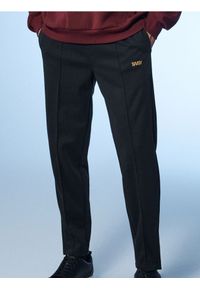 Sinsay - Spodnie tapered fit - granatowy. Kolor: niebieski