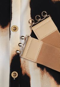 Renee - Beżowo-Czarna Koszulowa Sukienka w Panterkę Ozdobiona Paskiem Valentola. Okazja: na co dzień. Kolor: beżowy. Materiał: tkanina. Wzór: motyw zwierzęcy, aplikacja. Typ sukienki: koszulowe. Styl: casual, elegancki, klasyczny #2