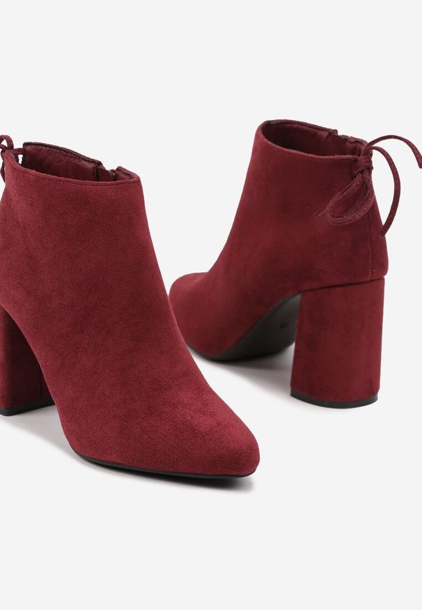 Renee - Bordowe Botki na Słupku Ozdobione z Tyłu Wiązaniem Ittelena. Okazja: na co dzień. Kolor: czerwony. Materiał: jeans. Wzór: aplikacja. Obcas: na słupku. Styl: elegancki, casual. Wysokość obcasa: średni