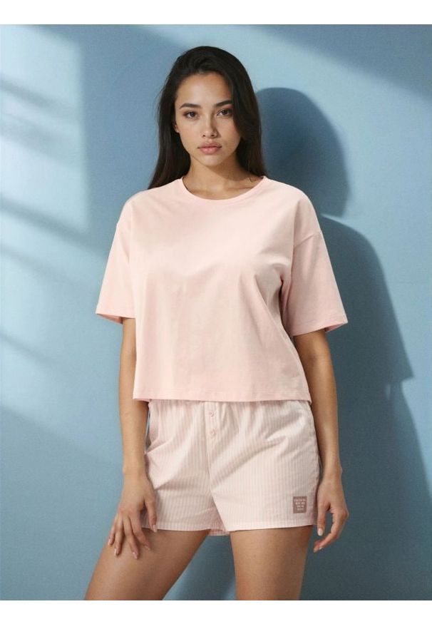 Sinsay - Bawełniana piżama z krótkim rękawem i szortami w paski - różowy. Kolor: różowy. Materiał: bawełna. Długość: krótkie. Wzór: paski