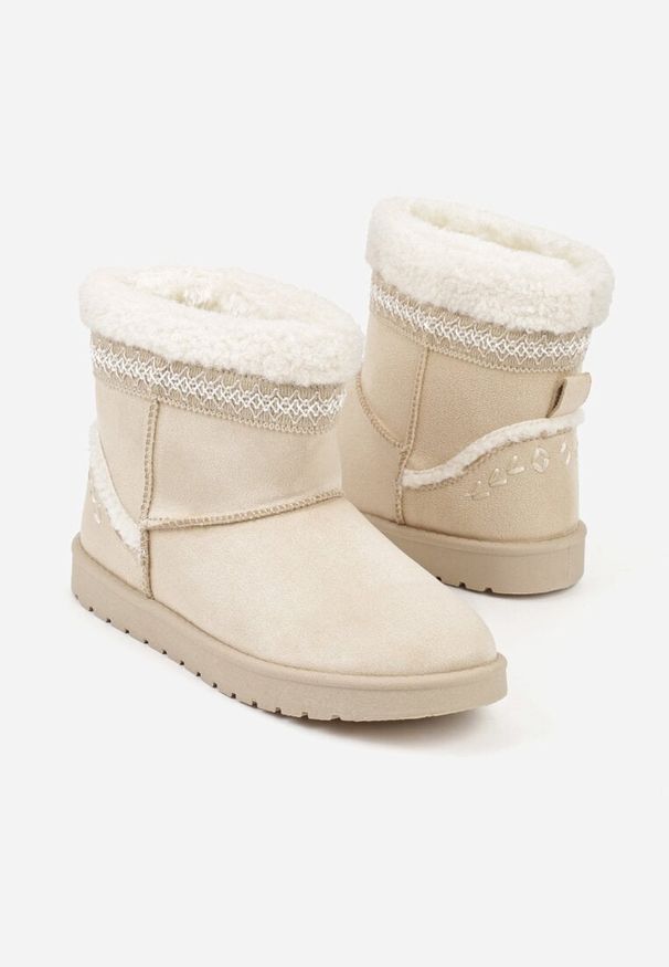 Renee - Beżowe Śniegowce o Wsuwanym Fasonie z Haftem i Futrem przy Cholewce Mevinadia. Okazja: na co dzień. Kolor: beżowy. Materiał: futro. Szerokość cholewki: normalna. Wzór: haft. Styl: casual