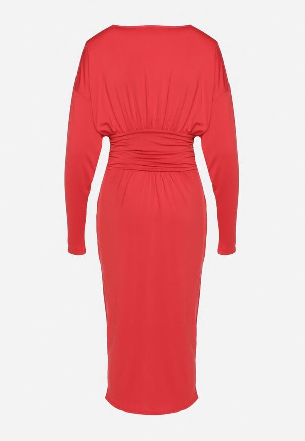 Born2be - Czerwona Sukienka Kopertowa z Wiskozą Zdobiona Marszczeniem Edivana. Kolor: czerwony. Materiał: wiskoza. Wzór: aplikacja. Typ sukienki: kopertowe. Styl: klasyczny, elegancki