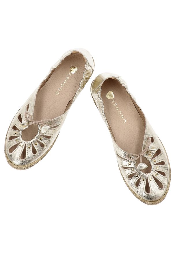 Złote Baleriny Armodo Modne Obuwie Damskie. Kolor: złoty. Materiał: skóra. Szerokość cholewki: normalna. Sezon: lato