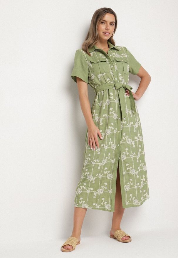 Born2be - Zielona Sukienka o Koszulowym Kroju z Wiązanym Paskiem i Haftem Malavea. Okazja: na co dzień. Typ kołnierza: kołnierzyk klasyczny. Kolor: zielony. Długość rękawa: krótki rękaw. Wzór: haft. Typ sukienki: koszulowe. Styl: casual, elegancki, klasyczny