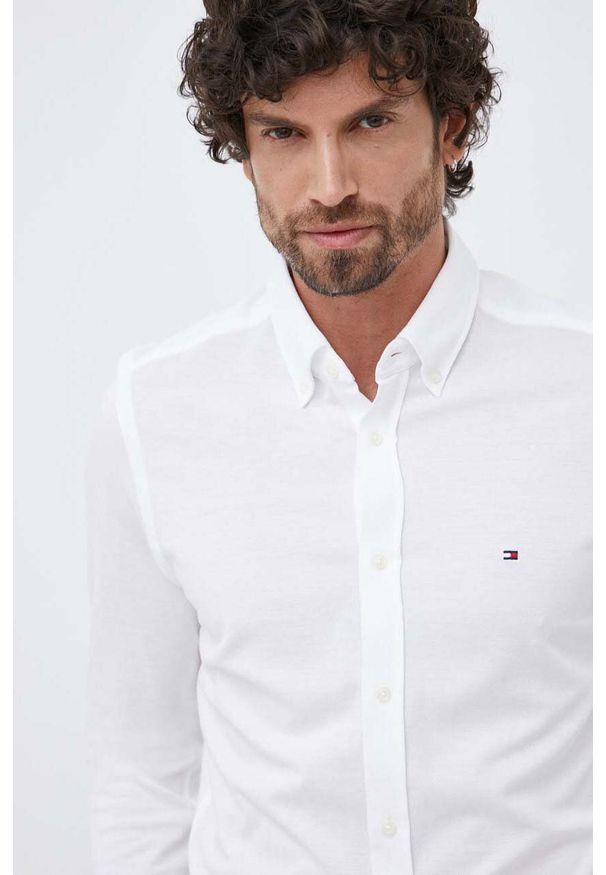 TOMMY HILFIGER - Tommy Hilfiger koszula bawełniana męska kolor biały slim z kołnierzykiem button-down. Typ kołnierza: button down. Kolor: biały. Materiał: bawełna. Wzór: aplikacja