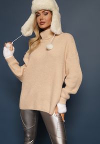 Renee - Beżowy Golf Oversize Malia. Typ kołnierza: golf. Kolor: beżowy. Materiał: dzianina. Długość rękawa: długi rękaw. Długość: długie. Wzór: prążki. Styl: klasyczny
