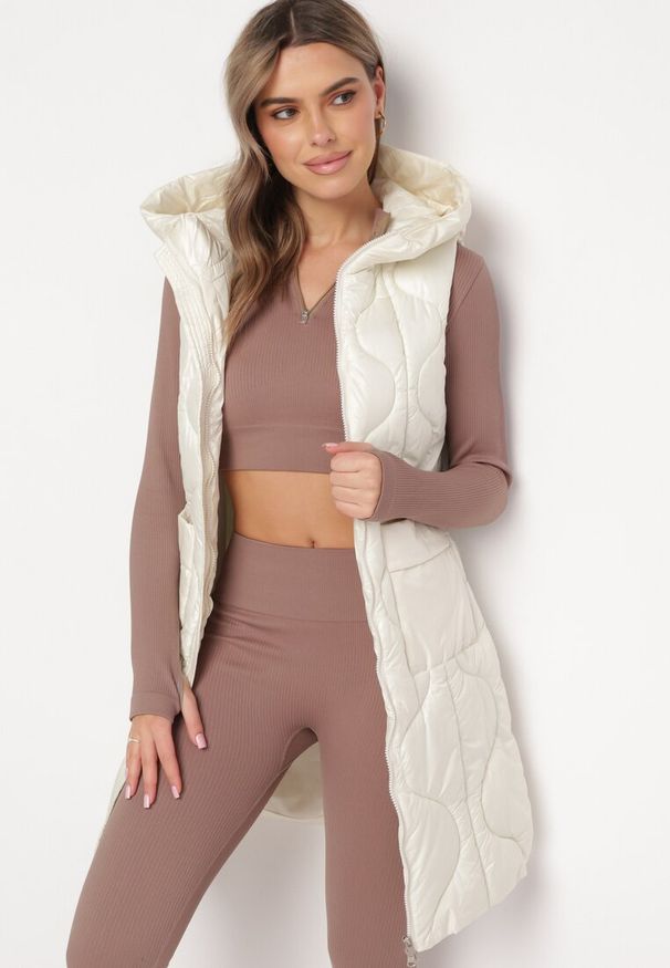 Born2be - Jasnobeżowa Pikowana Kamizelka z Kapturem i Kieszeniami Kress. Typ kołnierza: kaptur. Kolor: beżowy