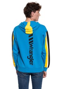 Wrangler - BLUZA WRANGLER B&Y HOODIE MEDITERRANEAN BLUE W6610HABR 112130642. Typ kołnierza: kaptur. Wzór: kolorowy #6