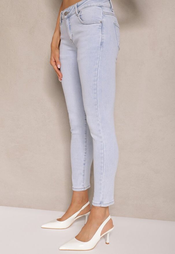 Renee - Jasnoniebieskie Jeansy o Kroju Skinny Low Waist Kolanilia. Okazja: na co dzień. Stan: obniżony. Kolor: niebieski. Styl: klasyczny, casual, elegancki