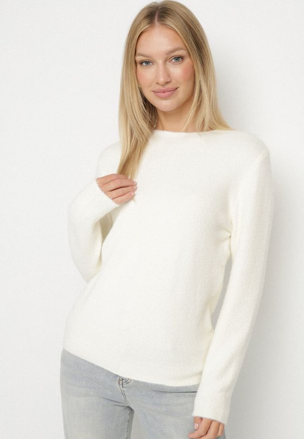 Born2be - Jasnobeżowy Sweter z Wełną w Klasycznym Stylu Firrive. Okazja: na co dzień. Kolor: beżowy. Materiał: wełna. Styl: klasyczny