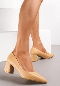 Born2be - Brązowe Czółenka na Niskim Kwadratowym Słupku z Imitacji Skóry Diljana. Wysokość cholewki: przed kostkę. Nosek buta: szpiczasty. Zapięcie: bez zapięcia. Kolor: brązowy. Materiał: skóra. Szerokość cholewki: normalna. Obcas: na słupku #5