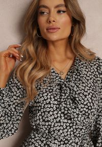 Renee - Czarna Kopertowa Sukienka Mini z Ozdobnym Dekoltem Kahadi. Kolor: czarny. Materiał: tkanina. Długość rękawa: długi rękaw. Typ sukienki: kopertowe. Długość: mini