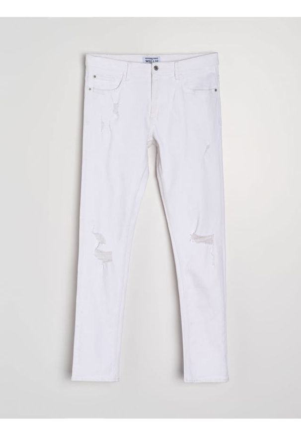 Sinsay - Jeansy slim fit z przetarciami - biały. Kolor: biały