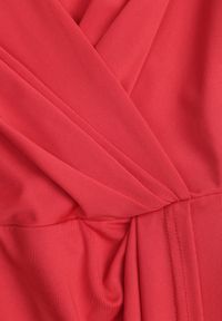 Born2be - Czerwona Klasyczna Kopertowa Sukienka Koktajlowa bez Rękawów Widoksa. Okazja: do pracy, na spotkanie biznesowe. Typ kołnierza: dekolt w serek. Kolor: czerwony. Materiał: tkanina. Długość rękawa: bez rękawów. Wzór: aplikacja. Typ sukienki: kopertowe. Styl: klasyczny, wizytowy #6