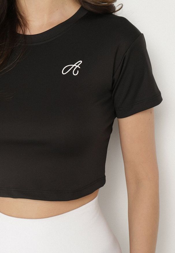 Born2be - Czarny T-shirt Crop Top Ozdobiony Literką Koliviela. Okazja: na co dzień. Kolor: czarny. Materiał: jeans. Długość: krótkie. Wzór: aplikacja. Styl: elegancki, casual
