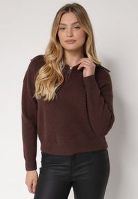 Born2be - Brązowy Sweter z Bawełną Wiskozą i Wełną Ozdobiony Sercem Monissea. Okazja: do pracy, na co dzień. Kolor: brązowy. Materiał: wiskoza, wełna, bawełna. Wzór: aplikacja. Styl: casual #2