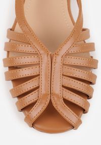 Born2be - Brązowe Płaskie Sandały VICES z Cienkimi Paseczkami i Otwartym Noskiem Iphadora. Nosek buta: otwarty. Zapięcie: sprzączka. Kolor: brązowy. Materiał: skóra. Sezon: lato. Obcas: na obcasie. Styl: klasyczny. Wysokość obcasa: niski #7