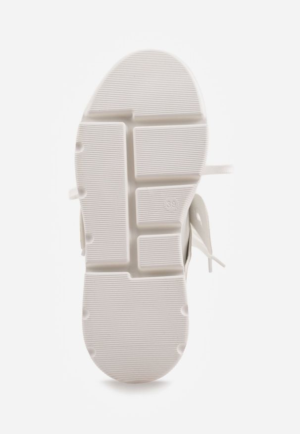 Born2be - Białe Płaskie Sneakersy Vices z Podwójnym Sznurowaniem ze Zdobieniem 3D Nelarissa. Okazja: na co dzień. Zapięcie: sznurówki. Kolor: biały. Materiał: bawełna, jeans. Wzór: aplikacja. Obcas: na obcasie. Wysokość obcasa: niski