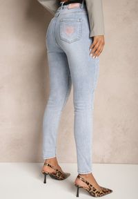 Renee - Niebieskie Jeansy o Kroju Slim High Waist Zdobione Haftem w Kształcie Serca Araniah. Okazja: na co dzień. Stan: podwyższony. Kolor: niebieski. Wzór: aplikacja, haft. Sezon: lato, wiosna. Styl: elegancki, casual