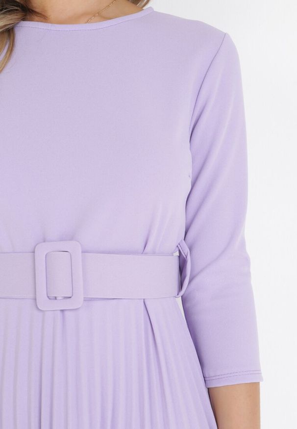 Born2be - Fioletowa Sukienka Plisowana z Paskiem Gonge. Okazja: na co dzień, na imprezę. Kolor: fioletowy. Typ sukienki: dopasowane, proste. Styl: klasyczny, casual, elegancki