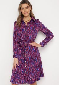 Born2be - Fuksjowo-Granatowa Sukienka Koszulowa Wiązana w Pasie Macedonia. Kolor: różowy. Materiał: materiał. Długość rękawa: długi rękaw. Wzór: nadruk. Typ sukienki: koszulowe. Styl: elegancki. Długość: midi #1