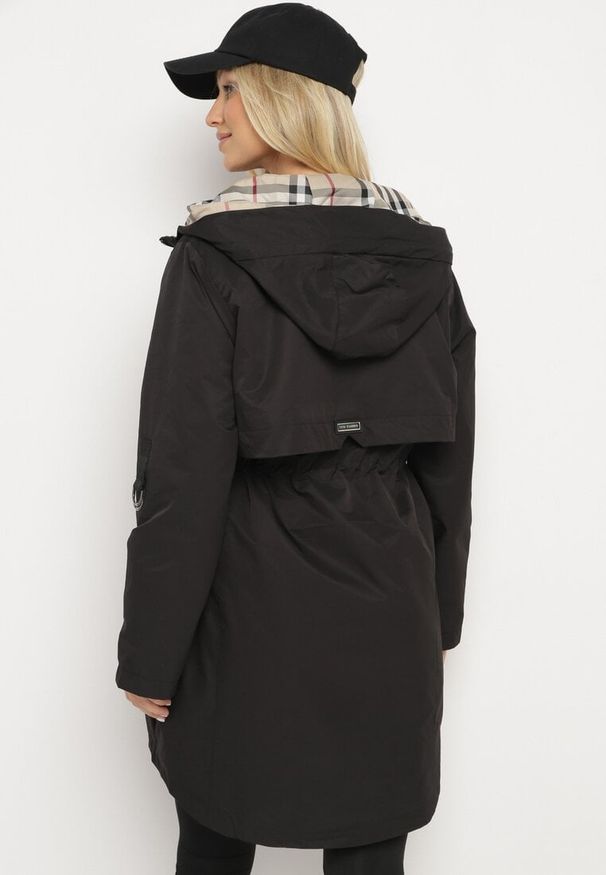 Born2be - Czarna Kurtka Parka z Podpinanymi Rękawami i Kapturem ze Wstawkami w Kratę Kaithna. Okazja: na co dzień. Kolor: czarny. Materiał: jeans. Wzór: kratka. Styl: klasyczny, elegancki, casual