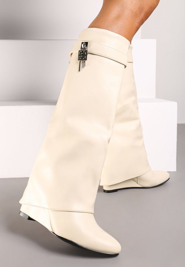 Born2be - Beżowe Kozaki na Koturnie z Modnie Wywiniętą Cholewką z Klamrą Erisela. Zapięcie: klamry. Kolor: beżowy. Materiał: jeans. Szerokość cholewki: normalna. Sezon: zima. Obcas: na koturnie. Styl: elegancki, klasyczny