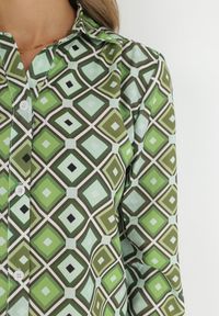 Born2be - Jasnozielona Koszula na Guziki z Geometrycznym Wzorem Ieawe. Typ kołnierza: kołnierzyk klasyczny. Kolor: zielony. Materiał: jeans. Długość rękawa: długi rękaw. Długość: długie. Wzór: geometria. Styl: klasyczny