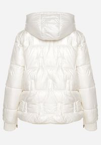 Born2be - Biała Pikowana Kurtka z Odpinanym Kapturem Wydłużonym Tyłem i Ściągaczami Zinonia. Okazja: na co dzień. Kolor: biały. Materiał: wełna, skóra, jeans. Sezon: zima, jesień. Styl: casual, elegancki #6