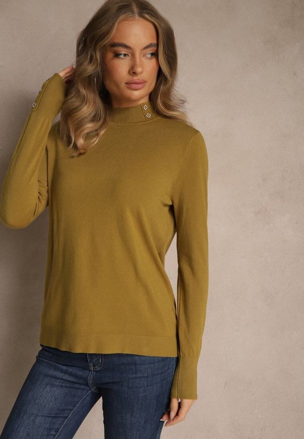 Renee - Zielony Golf o Dopasowanym Kroju Zdobiony Minimalistycznymi Aplikacjami Unissa. Okazja: na spacer. Typ kołnierza: golf. Kolor: zielony. Materiał: jeans. Wzór: aplikacja. Styl: elegancki, klasyczny