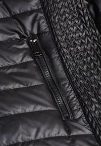 Born2be - Czarna Pikowana Kurtka z Opinanym Kapturem i Wstawkami z Gumek Terilinde. Okazja: na spacer. Kolekcja: plus size. Kolor: czarny. Materiał: jeans #3