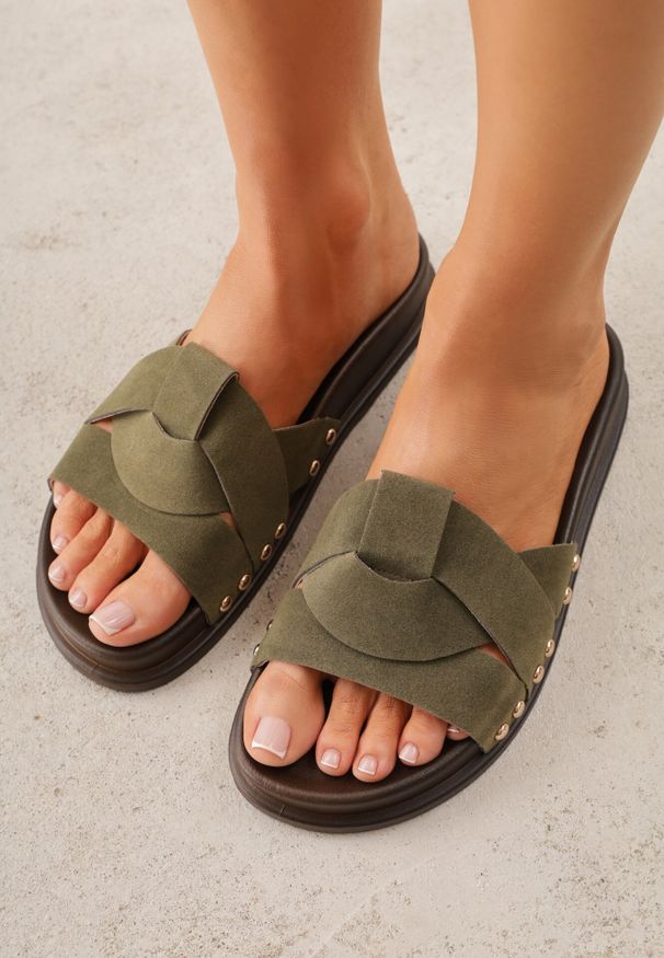 Born2be - Zielone Klapki z Przeplatanymi Paskami i Nitami przy Podeszwie Marivyn. Okazja: na co dzień, na randkę. Kolor: zielony. Materiał: len. Sezon: lato. Styl: casual, elegancki