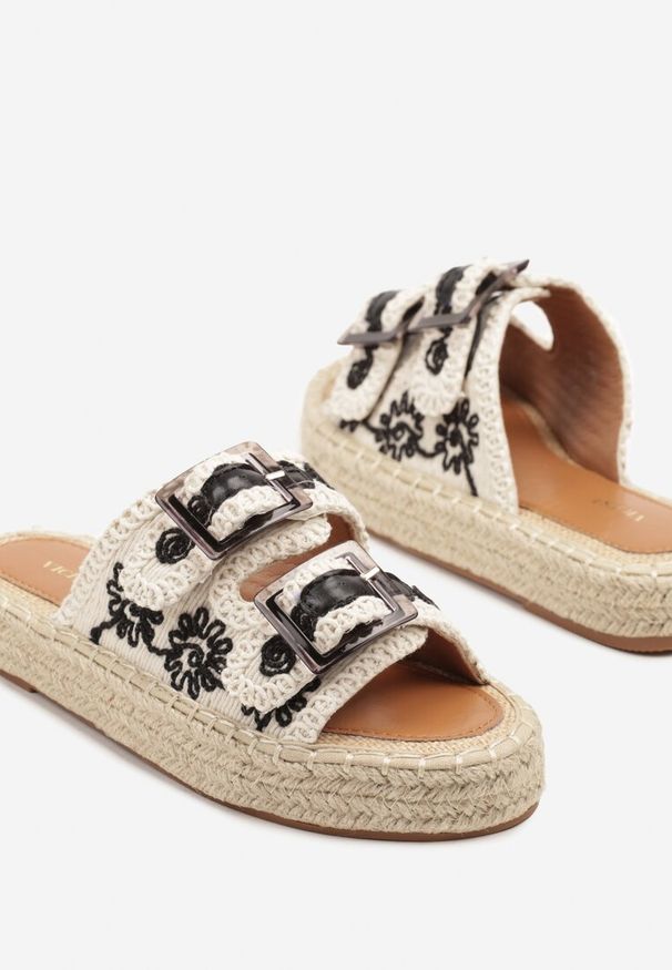 Renee - Beżowo-Czarne Klapki Vices Ozdobione Klamrami i Plecionką Narseli. Kolor: beżowy. Materiał: len, zamsz. Wzór: aplikacja. Sezon: lato. Styl: boho