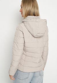 Born2be - Ciemnobeżowa Przejściowa Kurtka z Pikowanymi Przeszyciami i Odpinanym Kapturem Olunea. Okazja: na co dzień, na spacer. Kolor: beżowy. Materiał: poliester, jeans. Styl: casual, elegancki #3