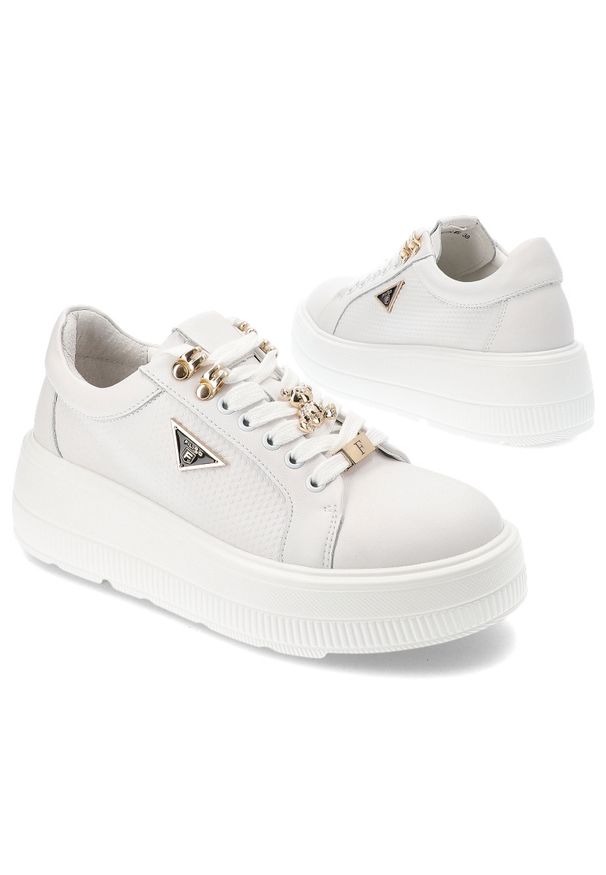 Białe Sneakersy Filippo Modne Obuwie Damskie Na Platformie. Okazja: na co dzień. Zapięcie: sznurówki. Kolor: biały. Materiał: materiał. Obcas: na platformie. Styl: elegancki, casual, klasyczny