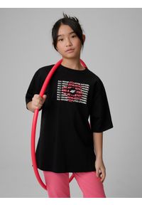 4f - 4F T-shirt loose z nadrukiem dziewczęcy - czarny 122 (6-7 lat). Okazja: na co dzień, na uczelnię. Kolor: czarny. Materiał: bawełna, materiał. Wzór: nadruk. Sezon: lato. Styl: casual, sportowy #1