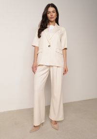 Born2be - Beżowy Garniturowy Komplet Marynarka na Krótki Rękaw i Szerokie Spodnie Amalilia. Kolor: beżowy. Materiał: szyfon #1