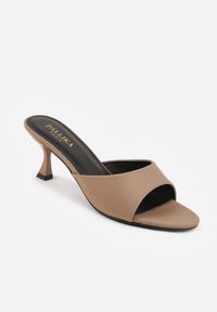 Renee - Ciemnobeżowe Eleganckie Klapki Peep Toe na Klepsydrowym Obcasie Jilthine. Nosek buta: otwarty. Kolor: beżowy. Materiał: satyna. Sezon: lato. Obcas: na obcasie. Styl: elegancki. Wysokość obcasa: średni #3