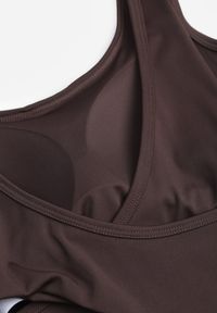 Born2be - Brązowy Sportowy Top z Odkrytymi Plecami i Skrzyżowanymi Paskami Daemoth. Okazja: na co dzień. Typ kołnierza: kaptur. Kolor: brązowy. Styl: sportowy #5