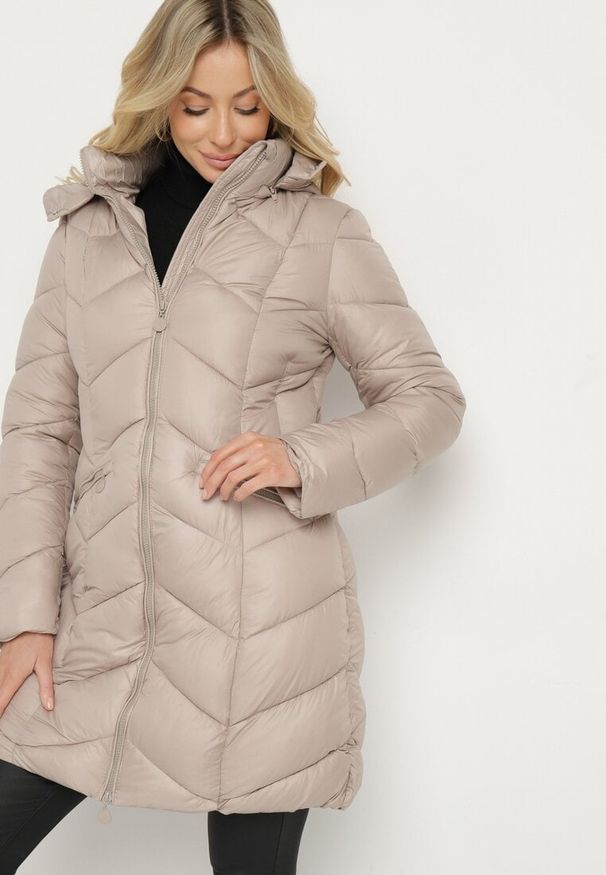 Born2be - Beżowa Pikowana Kurtka o Taliowanym Kroju z Kapturem i Futrzaną Podszewką Emithalla. Okazja: na co dzień. Typ kołnierza: kaptur. Kolor: beżowy. Materiał: futro. Długość rękawa: długi rękaw. Długość: długie. Styl: casual, elegancki, klasyczny