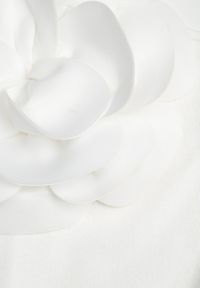 Born2be - Biała Asymetryczna Bluzka z Prążkowanej Wiskozy z Ozdobnym Kwiatem Badian. Kolor: biały. Materiał: prążkowany, wiskoza. Wzór: kwiaty #5