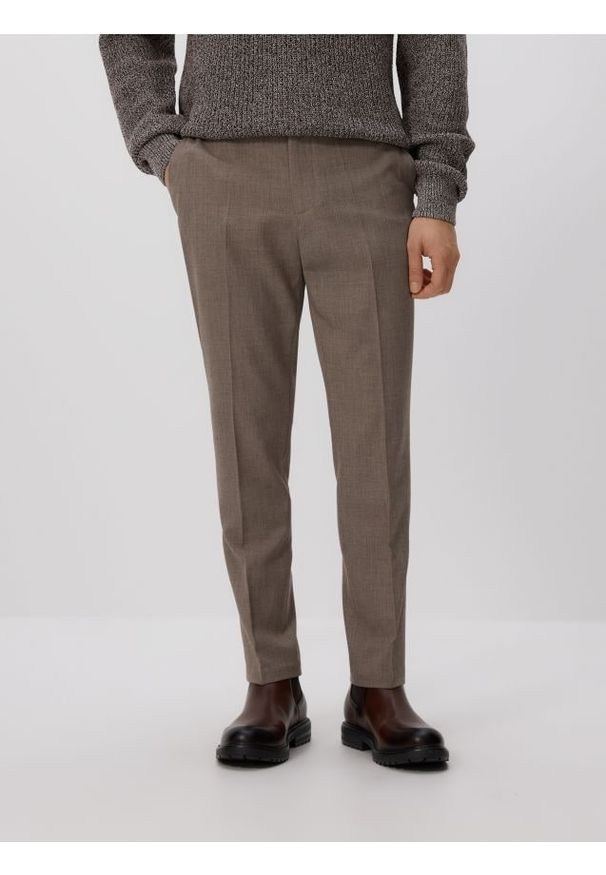 Reserved - Spodnie chino slim z wiskozą - brązowy. Kolor: brązowy. Materiał: wiskoza