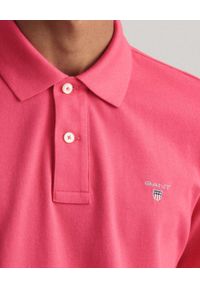 GANT - Różowa koszulka polo Regular Fit. Typ kołnierza: polo. Kolor: różowy, wielokolorowy, fioletowy. Styl: klasyczny #3